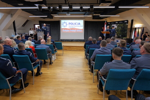 na zdjęciu policjanci na uroczystej zbiórce