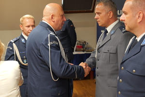 na zdjęciu policjanci na uroczystej zbiórce