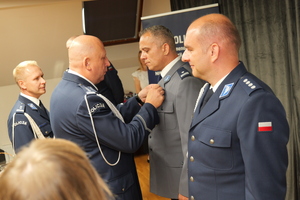 na zdjęciu policjanci na uroczystej zbiórce
