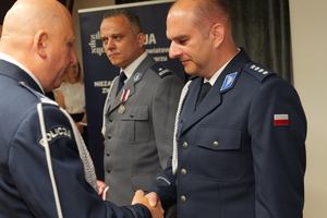 na zdjęciu policjanci na uroczystej zbiórce