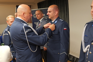 na zdjęciu policjanci na uroczystej zbiórce