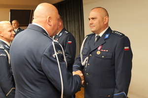 na zdjęciu policjanci na uroczystej zbiórce