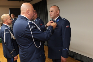 na zdjęciu policjanci na uroczystej zbiórce