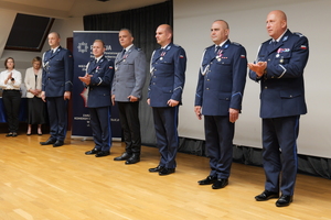 na zdjęciu policjanci na uroczystej zbiórce