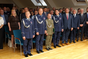 na zdjęciu policjanci na uroczystej zbiórce