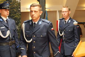 na zdjęciu policjanci na uroczystej zbiórce