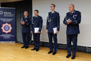 na zdjęciu policjanci na uroczystej zbiórce