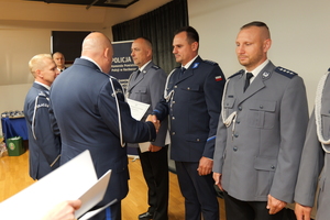 na zdjęciu policjanci na uroczystej zbiórce