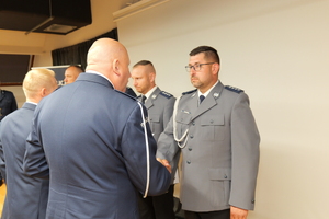 na zdjęciu policjanci na uroczystej zbiórce