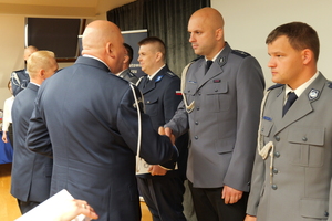 na zdjęciu policjanci na uroczystej zbiórce