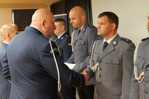 na zdjęciu policjanci na uroczystej zbiórce
