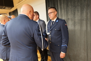 na zdjęciu policjanci na uroczystej zbiórce