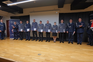 na zdjęciu policjanci na uroczystej zbiórce