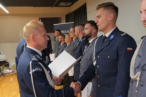 na zdjęciu policjanci na uroczystej zbiórce