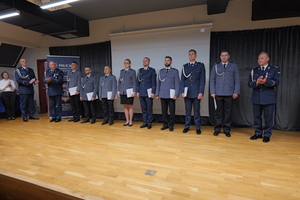 na zdjęciu policjanci na uroczystej zbiórce