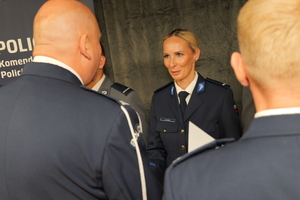 na zdjęciu policjanci na uroczystej zbiórce