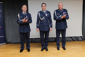 na zdjęciu policjanci na uroczystej zbiórce