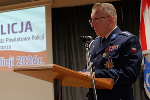 na zdjęciu przemawia związkowiec