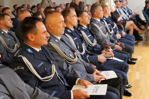 na zdjęciu policjanci na uroczystej zbiórce