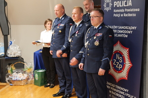 na zdjęciu policjanci na uroczystej zbiórce