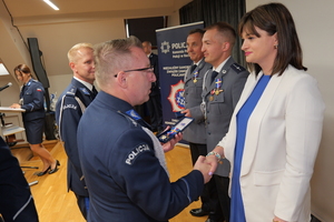 na zdjęciu policjanci na uroczystej zbiórce