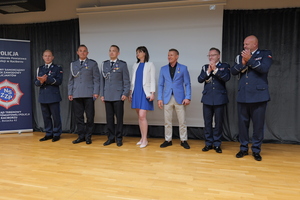 na zdjęciu policjanci na uroczystej zbiórce