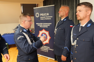 na zdjęciu policjanci na uroczystej zbiórce