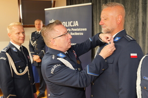 na zdjęciu policjanci na uroczystej zbiórce