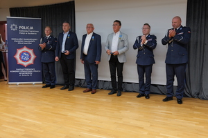 na zdjęciu policjanci na uroczystej zbiórce