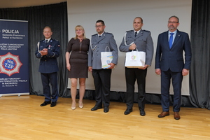 na zdjęciu policjanci na uroczystej zbiórce