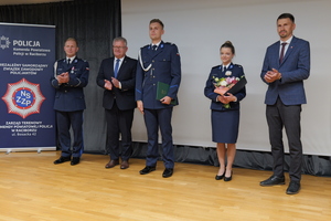na zdjęciu policjanci na uroczystej zbiórce