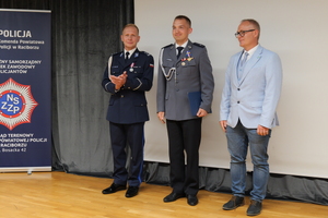 na zdjęciu policjanci na uroczystej zbiórce