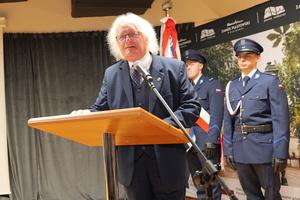 na zdjęciu przemawia henryk siedlaczek