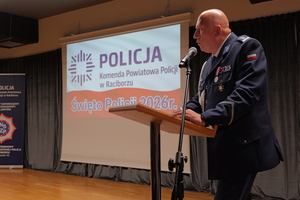 na zdjęciu przemawia komendant