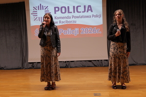 na zdjęciu śpiewają uczennice