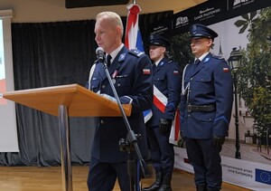 komendant wraz z policjantami w trakcie święta policji
