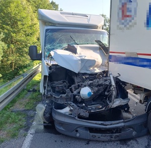 na zdjęciu uszkodzony pojazd po zdarzeniu drogowym