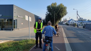 na zdjęciu rowerzysta i policjant