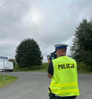 na zdjęciu policjant ruchu drogowego