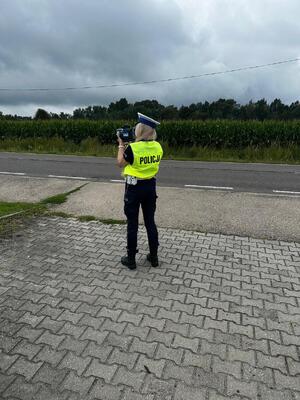 na zdjęciu policjant ruchu drogowego