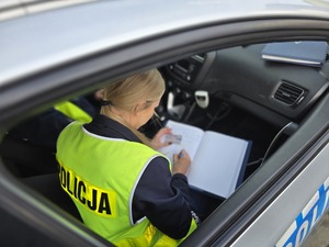 na zdjęciu policjant ruchu drogowego