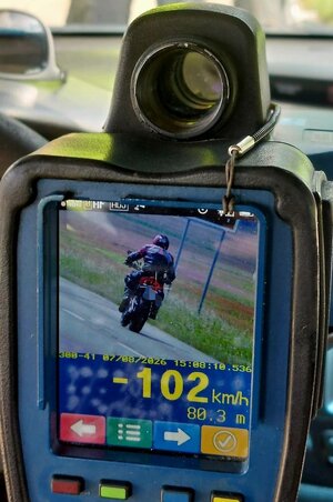 na zdjęciu motocyklista 102