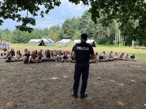 na zdjęciu policjant podczas pogadanki