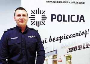 na zdjęciu dzielnicowy