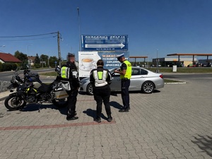 na zdjęciu policjant podczas kontroli