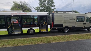 NA ZDJECIU AUTOBUS UCZESTNIK ZDARZENIA DROGOWEGO