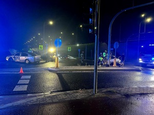 na zdjęciu uszkodzone pojazdy i służby na miejscu