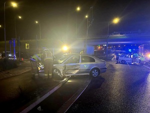 na zdjęciu uszkodzone pojazdy i służby na miejscu