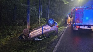 na zdjęciu auto w rowie
