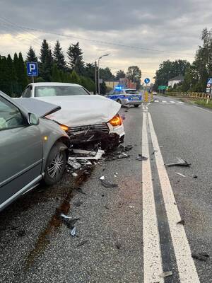 na zdjęciu uszkodzone pojazdy po zdarzeniu drogowym